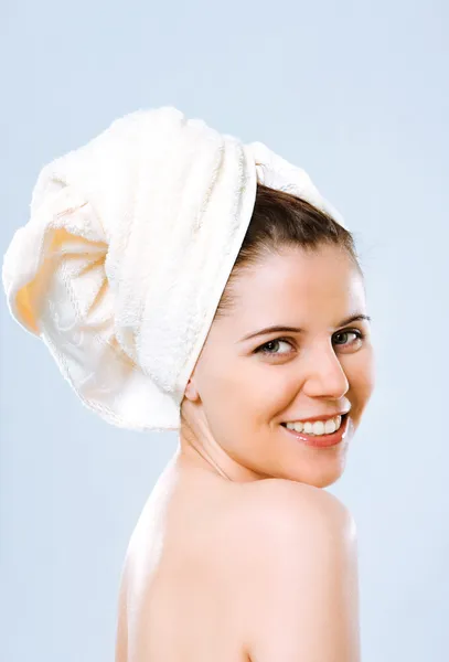 Frau mit Handtuch auf dem Kopf — Stockfoto