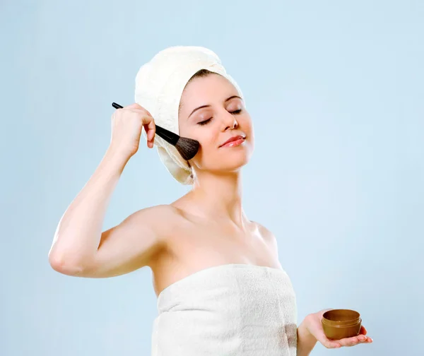 Žena s ručníkem na hlavě — Stock fotografie