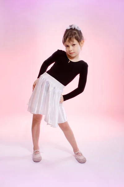 Lille pige på lyserød baggrund - Stock-foto