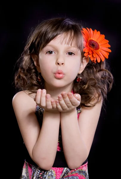 Dívka s květinou ve vlasech — Stock fotografie