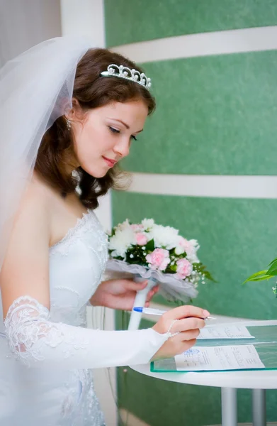 Documentos de assinatura da noiva — Fotografia de Stock