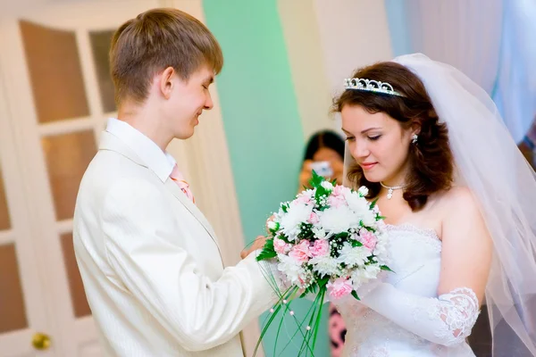 Bruid zetten trouwring — Stockfoto
