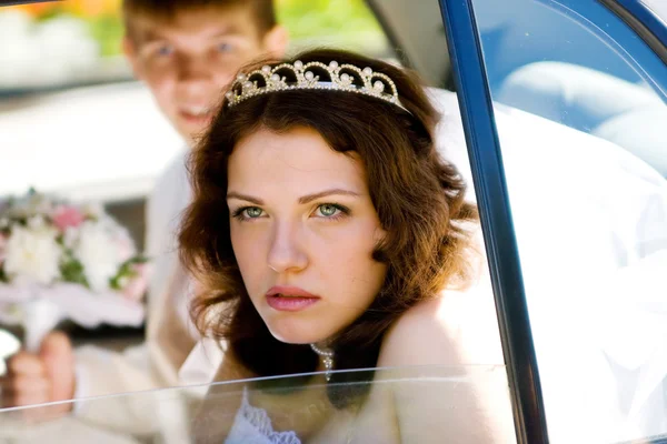 Mariée dans la voiture — Photo