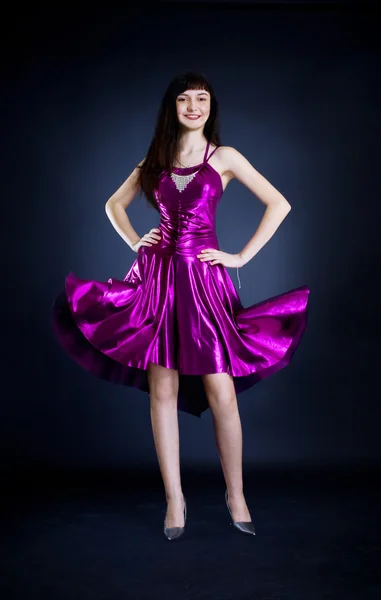 Skönhet i lila klänning — Stockfoto