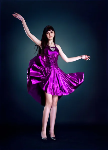 Schoonheid in paarse jurk — Stockfoto