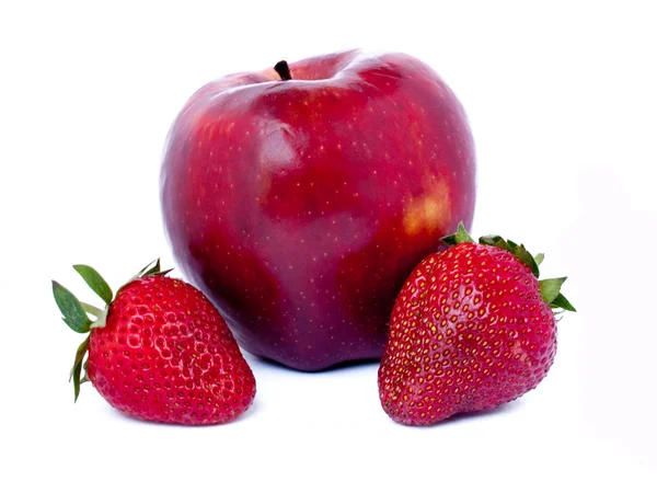 Червоне яблуко і полуниця з тінями — стокове фото