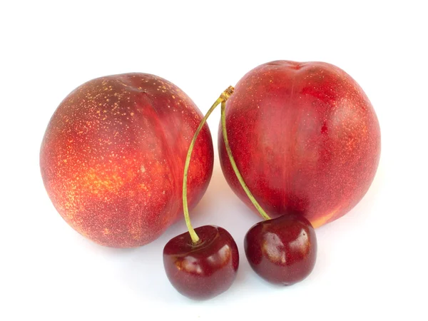 복숭아와 cherrys 백색 backgroun에 — 스톡 사진