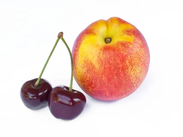 桃と白い背景に cherrys. — ストック写真
