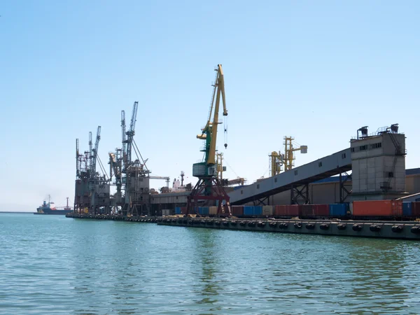 Carrozze in carico nel porto marittimo Immagine Stock
