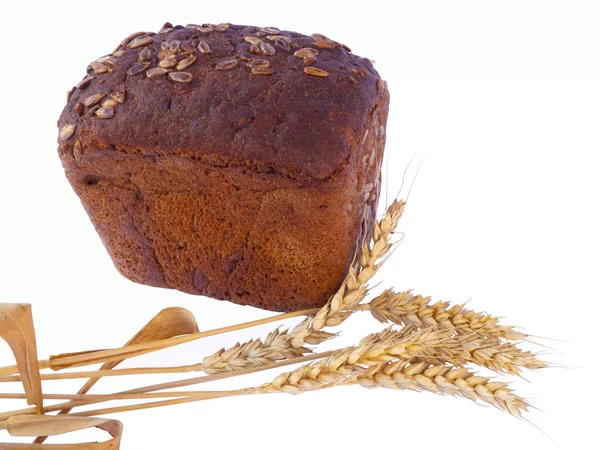 Pão com espigas de trigo em branco backgr — Fotografia de Stock