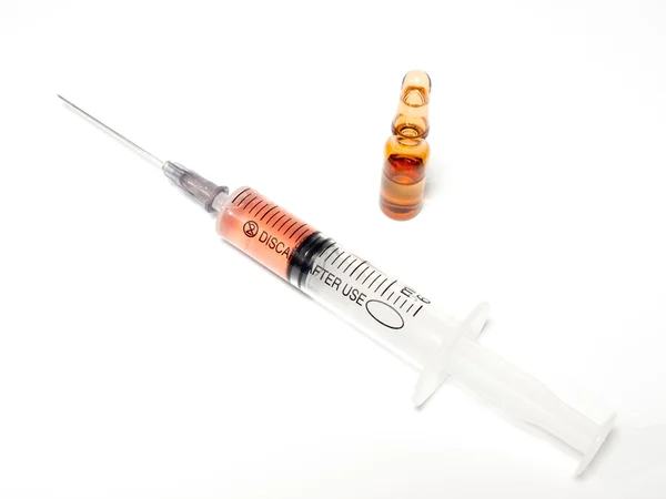 Naplněné injekční stříkačky a drogovou ampula. — Stock fotografie