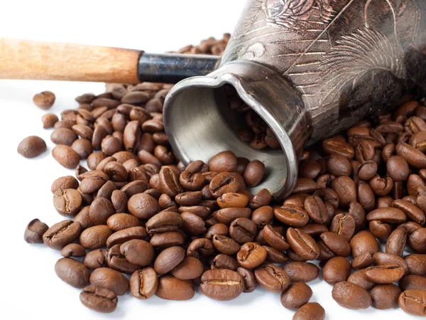 Kaffekanna och kaffebönor. — Stockfoto