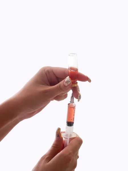 Filled syringe in a woman hands. — Stock Photo, Image