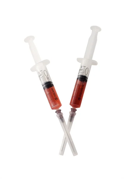 Dvě naplněné injekční stříkačky — Stock fotografie