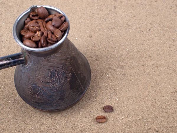 Cezve ve kahve çekirdekleri — Stok fotoğraf