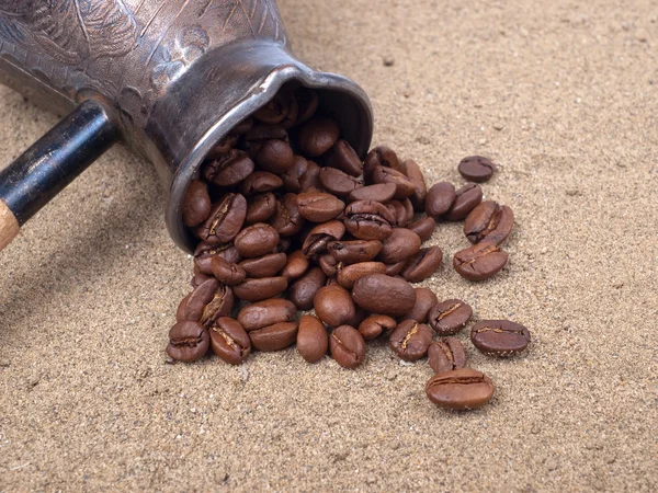 Cezve ve kahve çekirdekleri — Stok fotoğraf