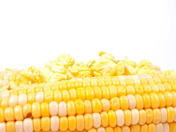 Majs i en majskolvar och popcorn — Stockfoto