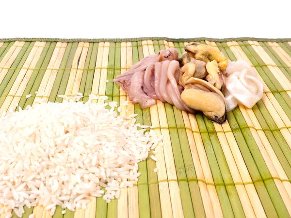Rijst en zeevruchten op bamboe mat — Stockfoto