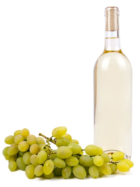Vinho branco em garrafa e uvas — Fotografia de Stock