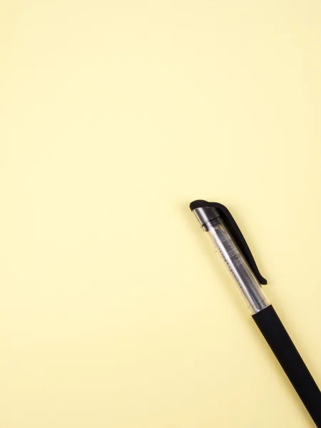 Pennen på gult ark – stockfoto