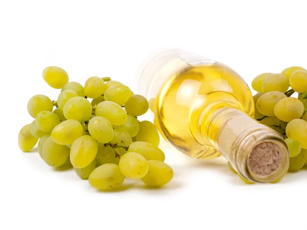 Белое вино в бутылке и винограде — стоковое фото