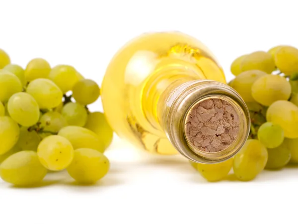 Weißwein in Flasche und Trauben — Stockfoto