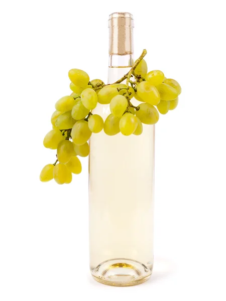 Vinho branco em garrafa e uvas — Fotografia de Stock