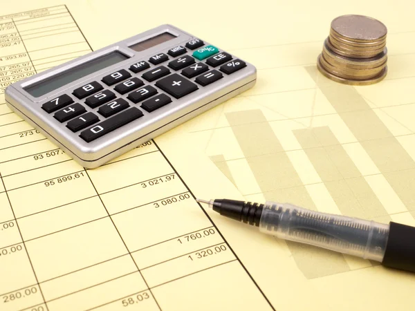 The balance sheet and calculator — Stock Photo, Image