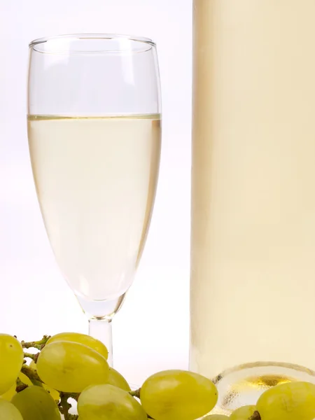 Glas met witte wijn en witte druif — Stockfoto