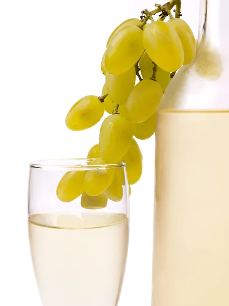 Copo com vinho branco e uva branca — Fotografia de Stock