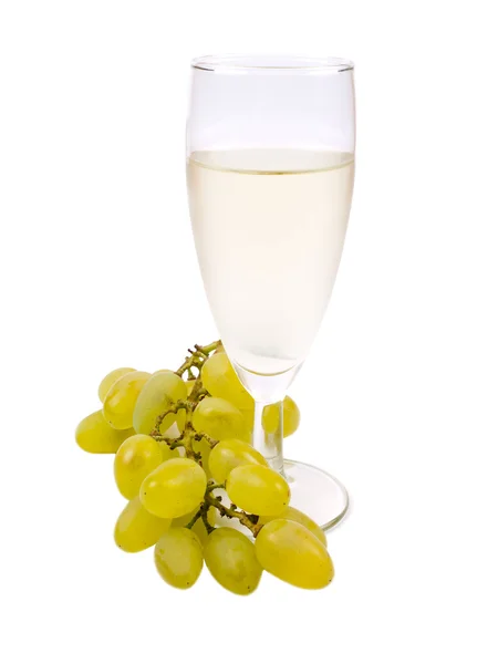 Szklane z białym winem i białych winogron — Zdjęcie stockowe