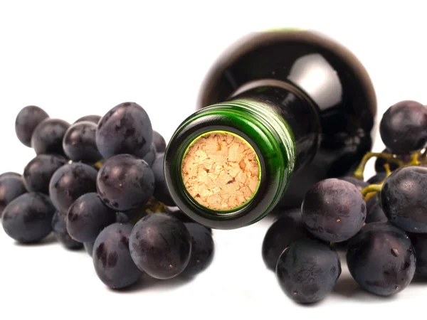 Vin rouge en bouteille et raisins — Photo