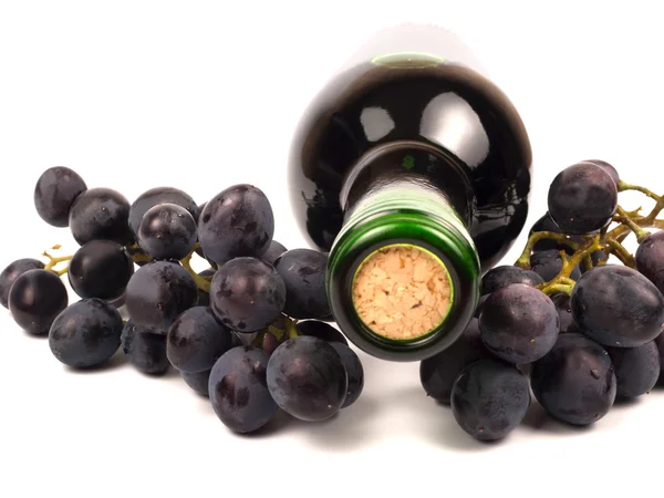 Красное вино в бутылке и винограде — стоковое фото
