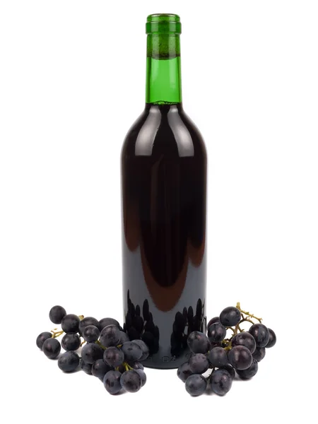 Červené víno v láhvi a hrozny — Stock fotografie