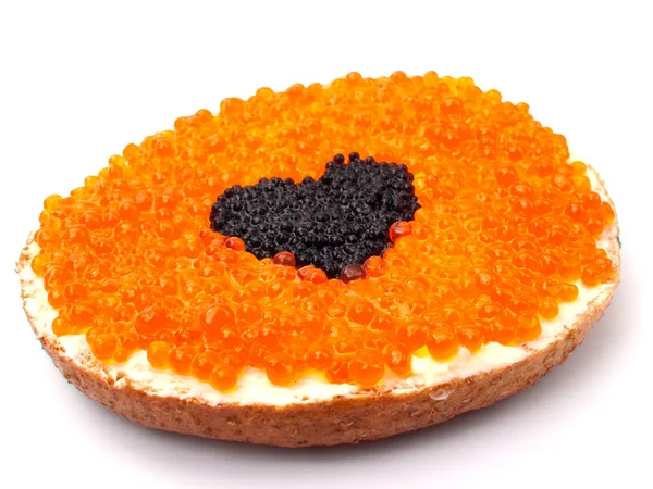 Sanduíche com caviar vermelho e preto — Fotografia de Stock