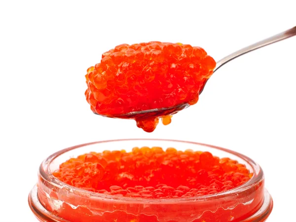Caviar vermelho na colher acima do jarro — Fotografia de Stock