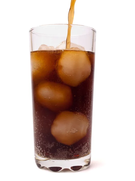 Hälla ett glas ice cola — Stockfoto