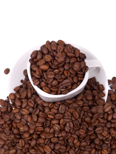 Kopp och fat med kaffebönor — Stockfoto