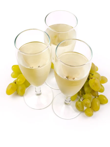 Lunettes avec vin blanc et raisin blanc Image En Vente