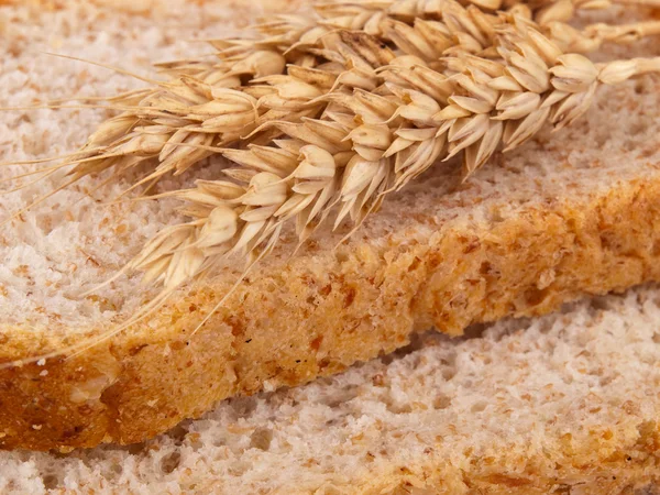 Brood en tarwe oren — Stockfoto