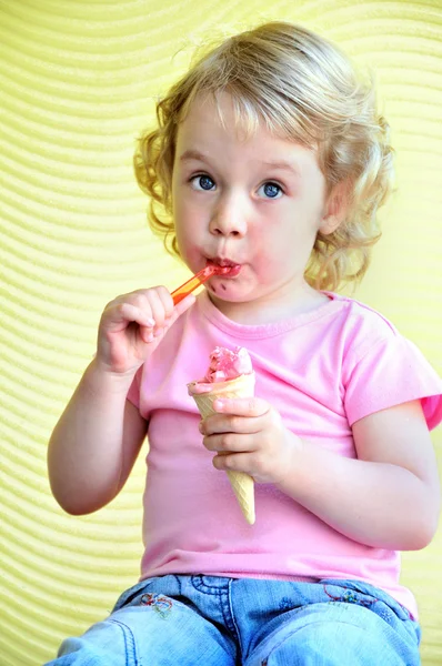 Κορίτσι απολαμβάνει ένα παγωτό — Φωτογραφία Αρχείου