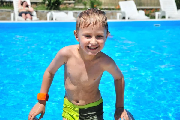 Мальчик поднимается из бассейна — стоковое фото