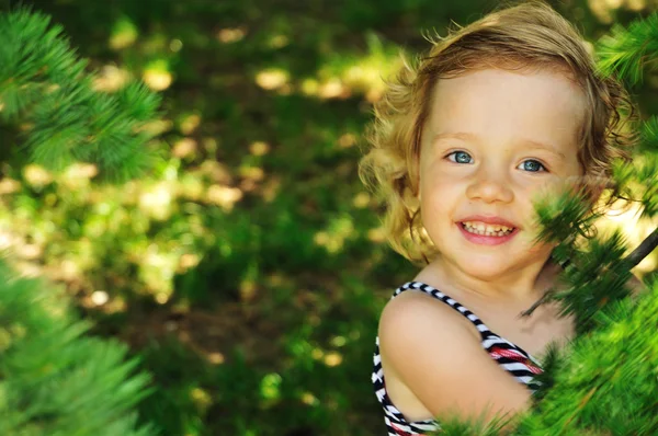 Маленька дівчинка на вулиці, в лісі — стокове фото
