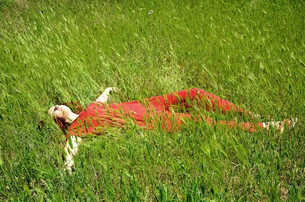 Meisje in gras — Stockfoto