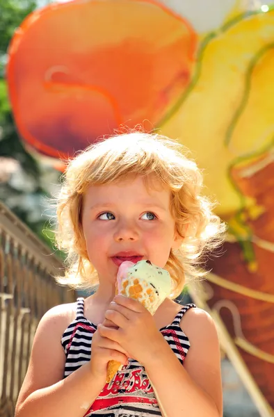 Dívka se těší na zmrzlině — Stock fotografie