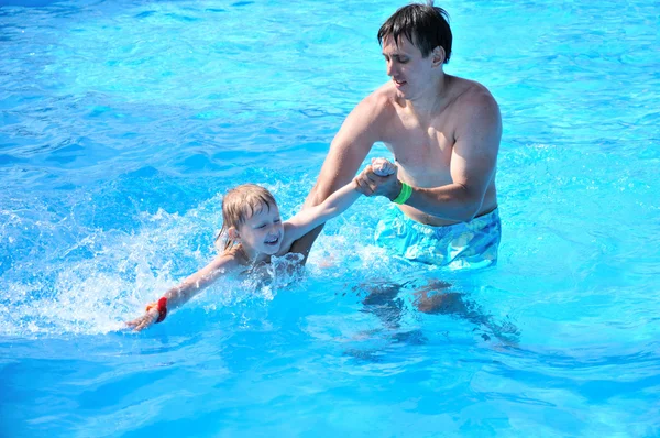 Aprendizagem da natação — Fotografia de Stock