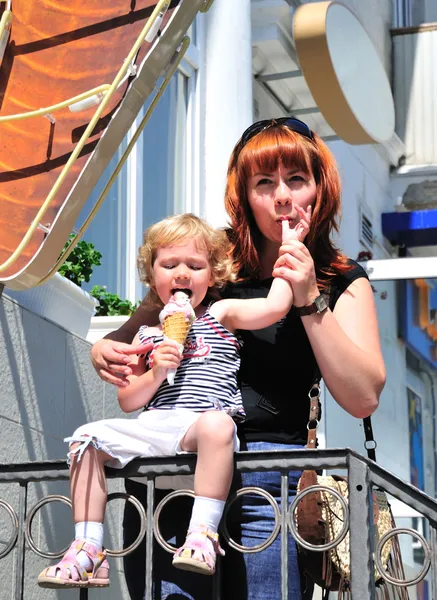 Mor og datter som spiser iskrem – stockfoto