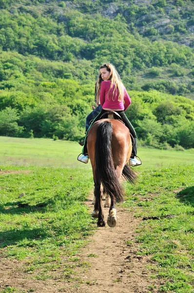 Teenager Mädchen auf einem Pferd — Stockfoto