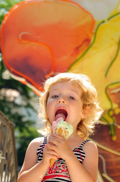 アイス クリームのような小さな女の子 — ストック写真