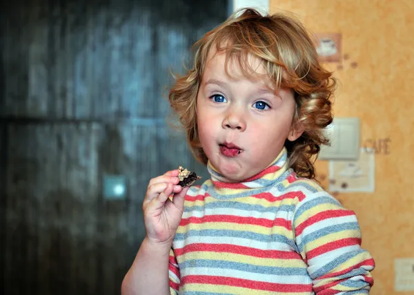 Ευτυχισμένη κοριτσάκι τρώει γλυκά — Φωτογραφία Αρχείου
